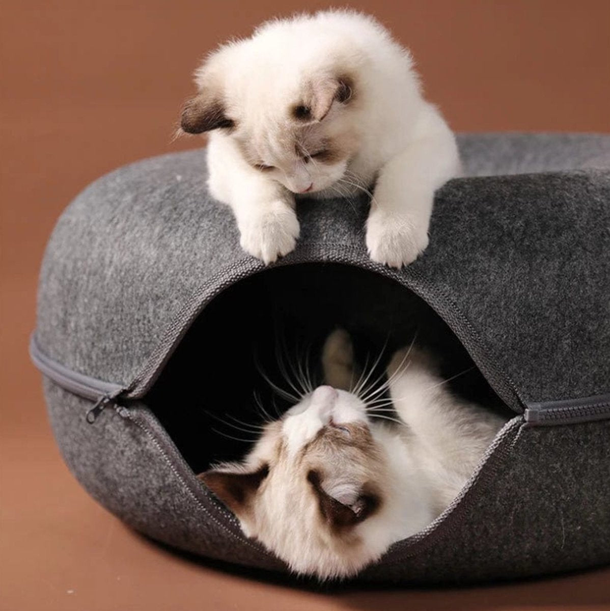 Merkloos A.K.A. Kattentunnel En Kattenmand In-1 – Kattenspeelgoed Speeltunnel Kattenhuis – Kattenhol Rond Kattenspeeltjes - Cat Cave Donut - Antraciet Vilt