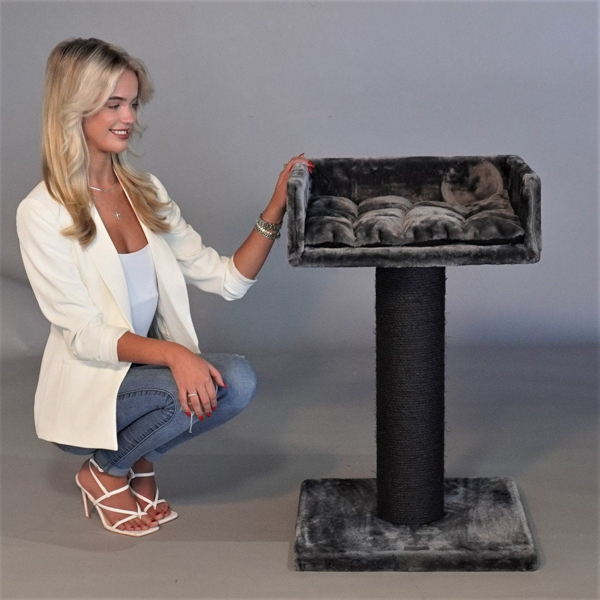  Krabpaal Ragdoll Lounge Blackline Donkergrijs Van RHRQuality