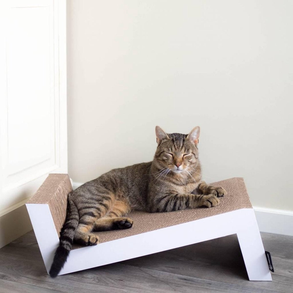 District 70 SOFA - Krabplank Voor Katten Van Duurzaam En Gerecycled Karton - 60x28x18 Cm - SOFA