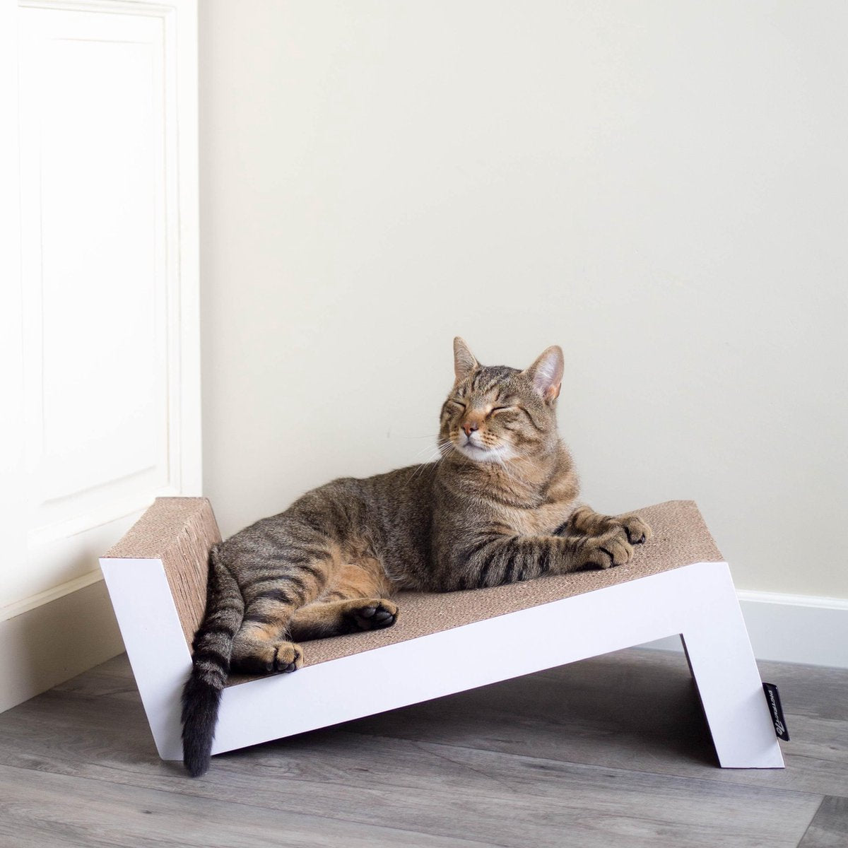  District 70 SOFA - Krabplank Voor Katten Van Duurzaam En Gerecycled Karton - 60x28x18 Cm - SOFA