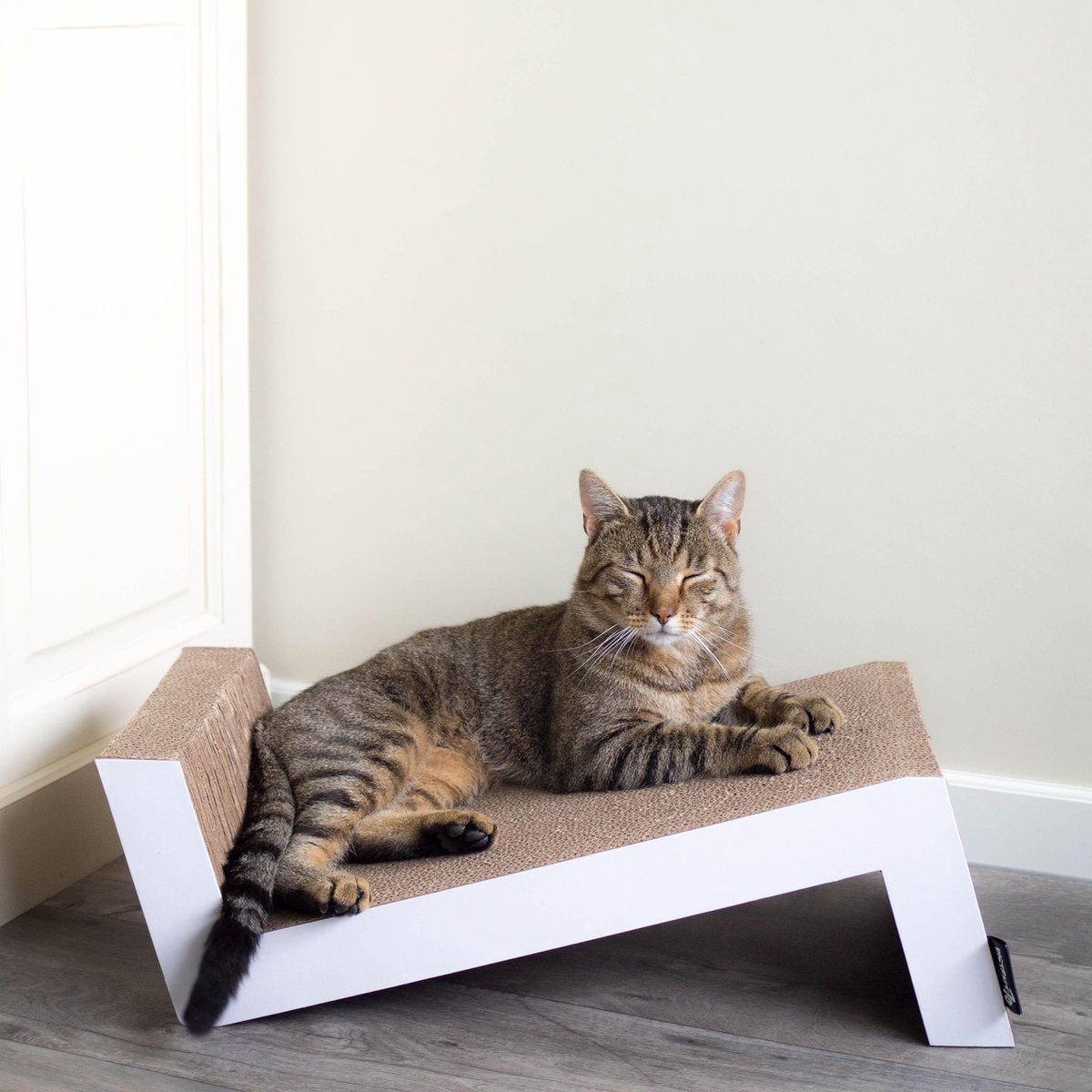 District 70 SOFA - Krabplank Voor Katten Van Duurzaam En Gerecycled Karton - 60x28x18 Cm - SOFA