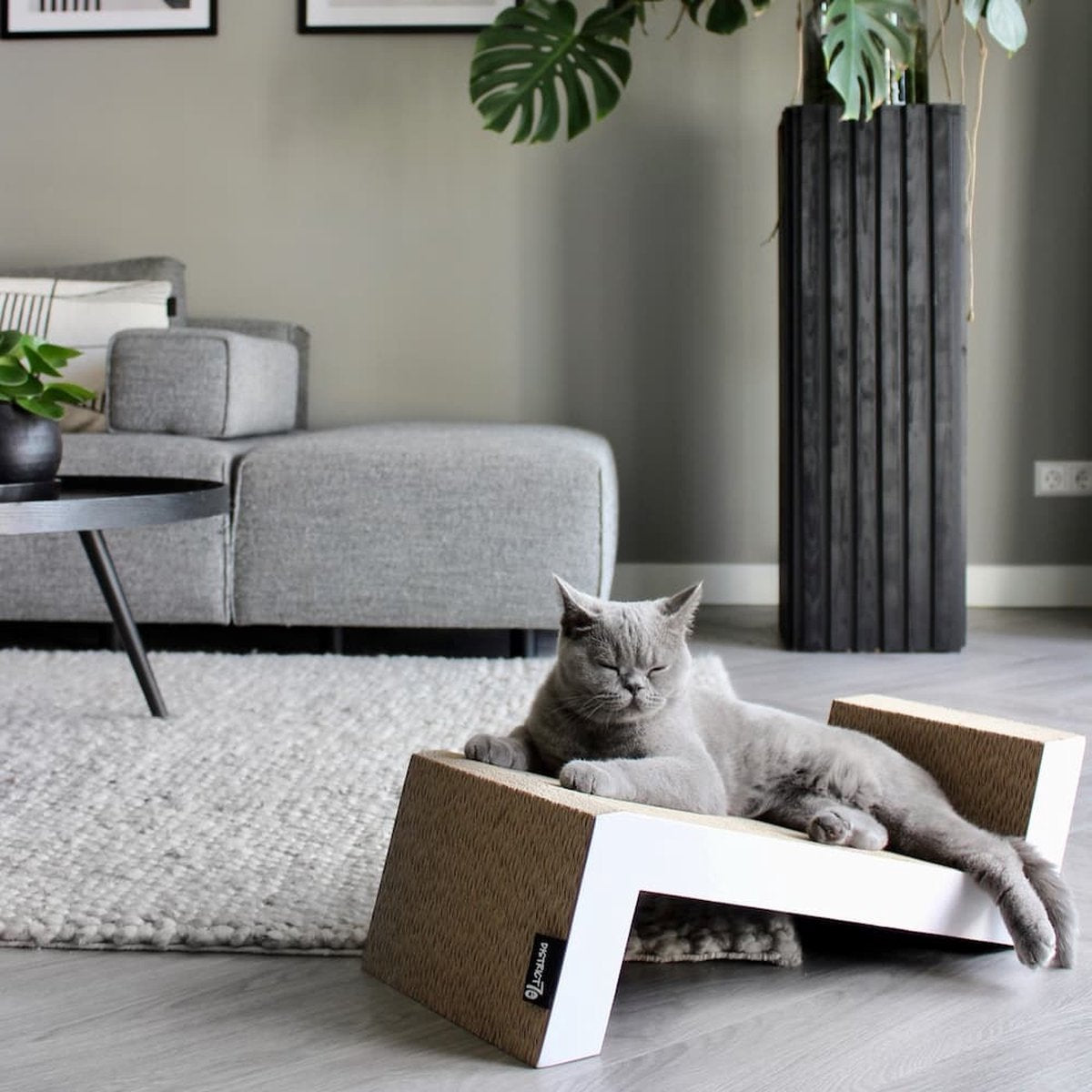  District 70 SOFA - Krabplank Voor Katten Van Duurzaam En Gerecycled Karton - 60x28x18 Cm - SOFA